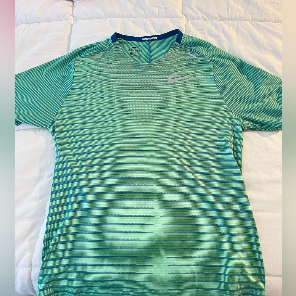 NIKE Men's Running tee green slim fit size LARGE
